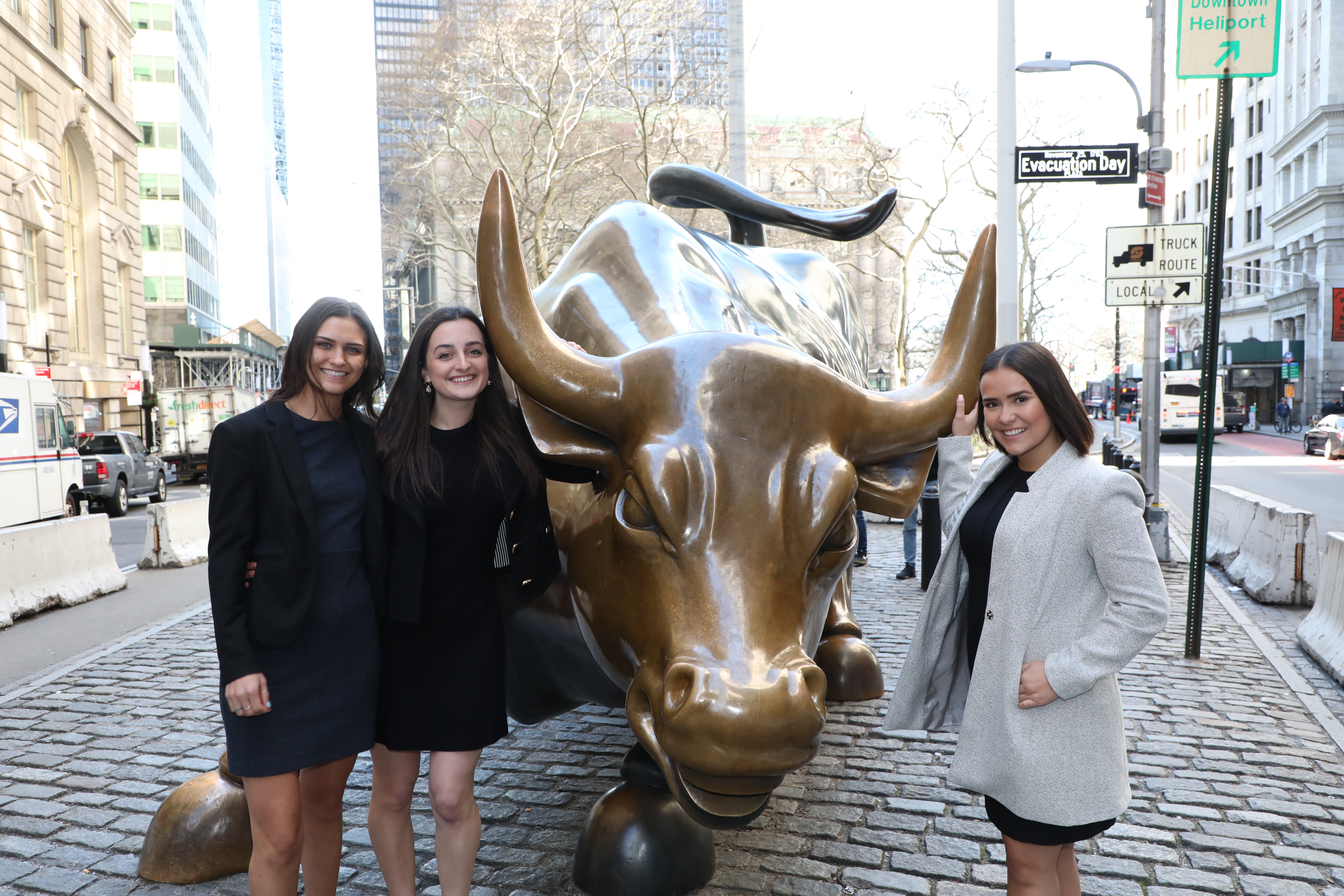 Wall Street Scholars next to the Wall Street Bull