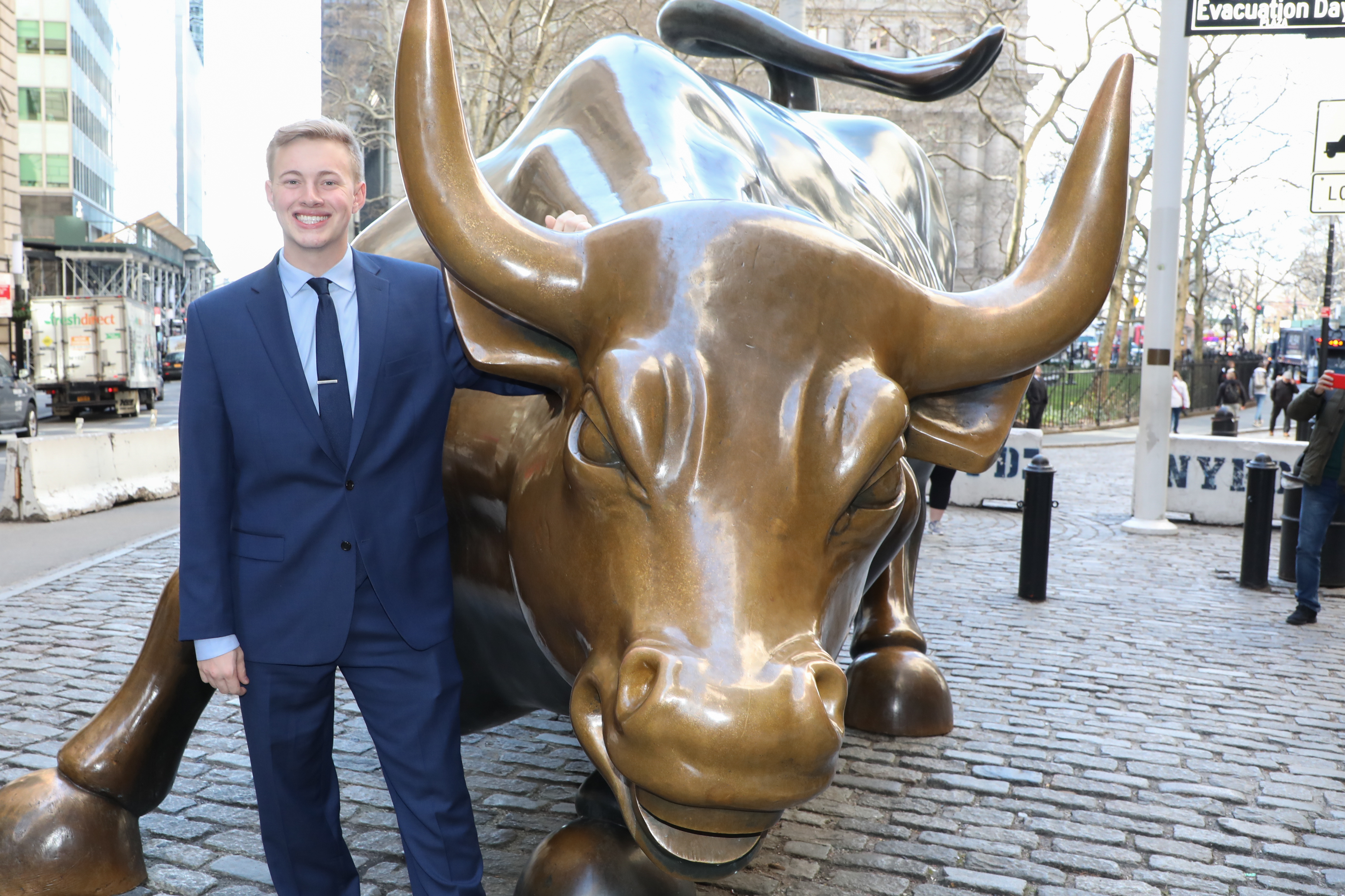 Wall Street Scholars next to the Wall Street Bull