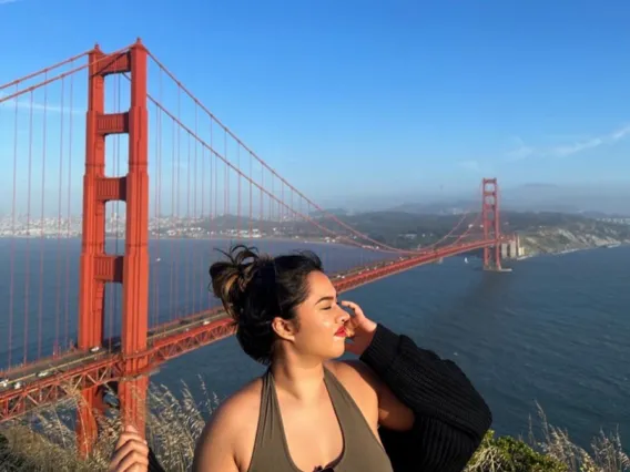 golden gate bridge woman posing