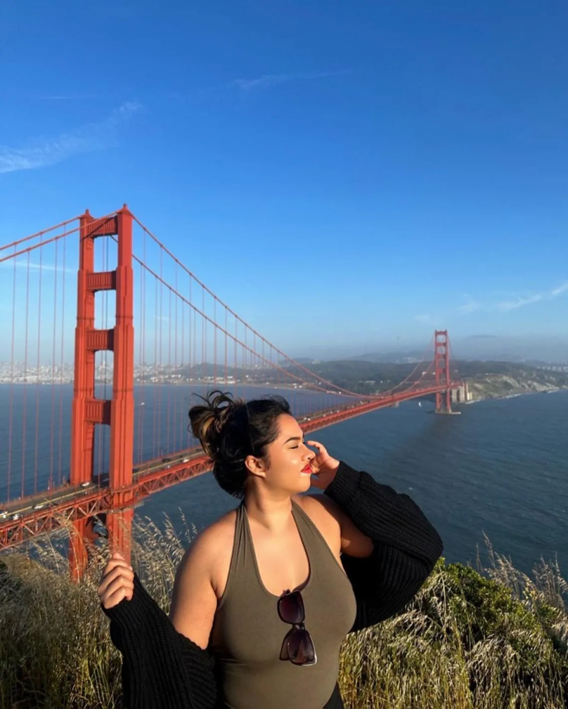 golden gate bridge woman posing